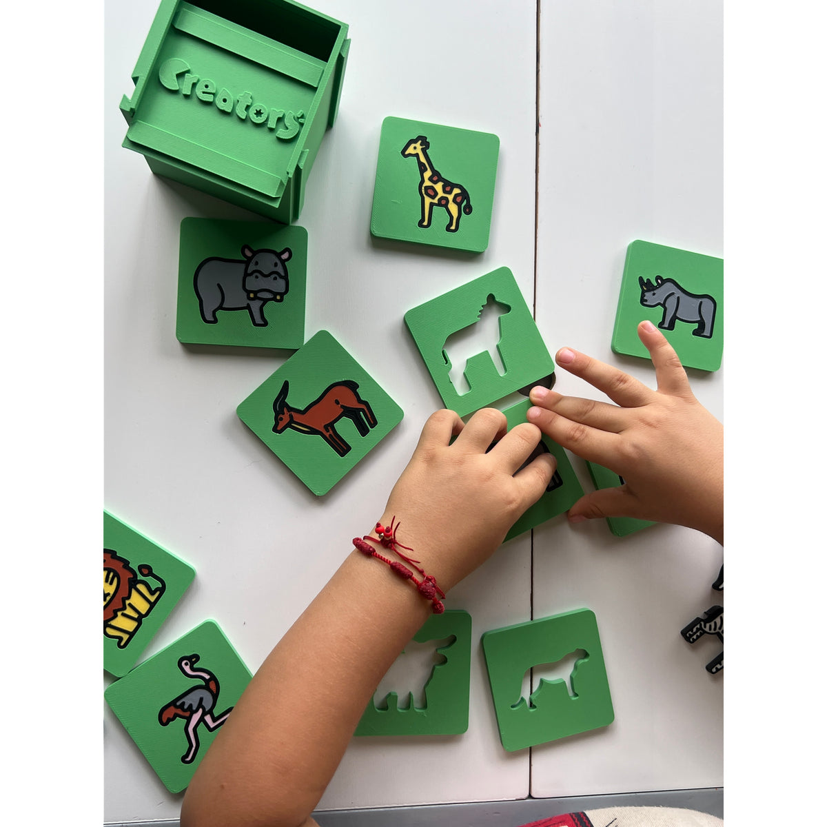 Safari Discovery 3D Puzzle real photo - child holding a tile with storage case